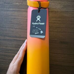 NWT 24 oz Hydro Flask Hawaii Limited Edition Hibiscus Pink and Orange Bottle